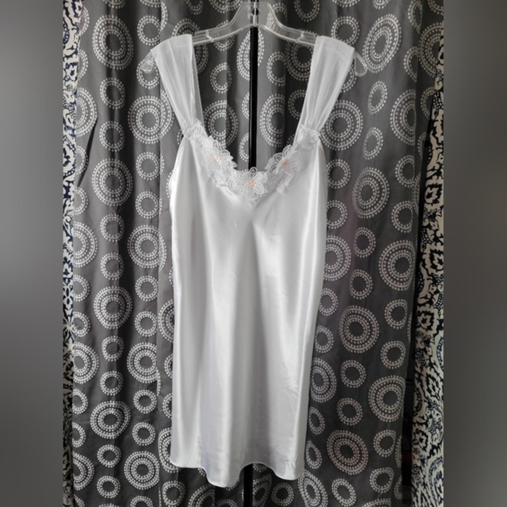 Vintage Elegant White Lace Trim Nightgown